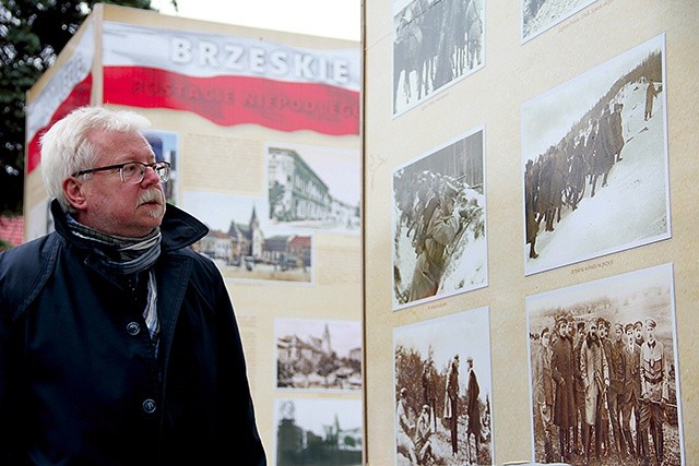 Jerzy Wyczesany jest autorem wystawy prezentowanej na brzeskim rynku.