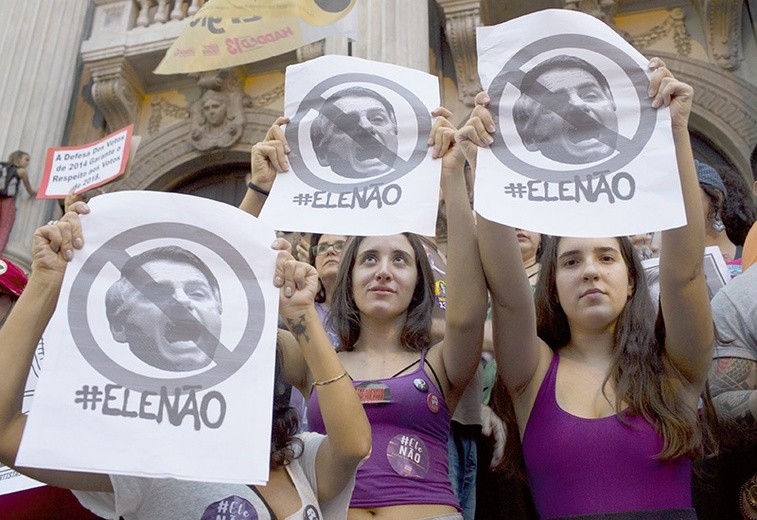 Jair Bolsonaro wzbudza silne emocje. Napis na trzymanych przez kobiety kartkach znaczy: „Nie jego”.