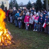 Zgromadzeni wokół ognia