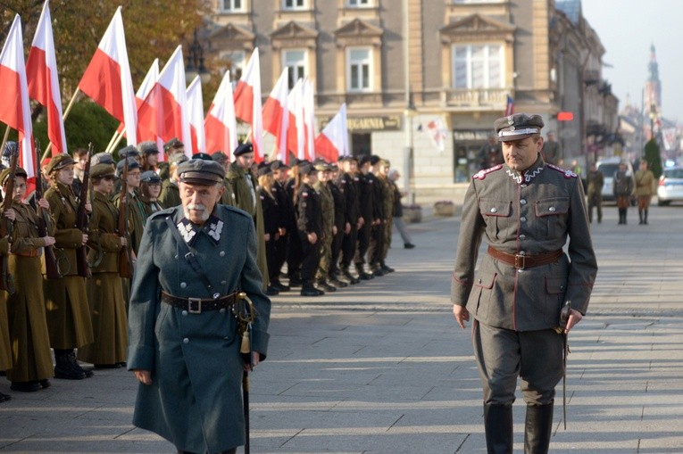 Przeglądu zaprzysiężonego wojska dokonuje marsz. Józef Piłsudski. Obok niego idzie kpt. Józef Marjański