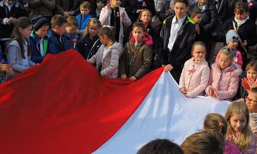 Najmłodsi z Pisarzowic przynieśli wielką biało-czerwoną flagę