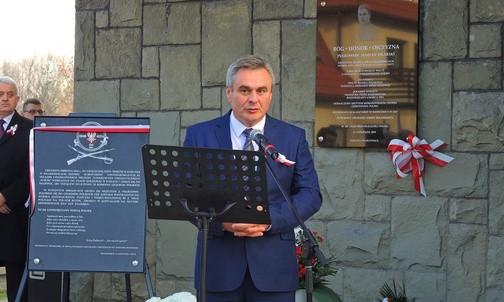 Darusz Pilarski, wnuk pułkownika Mariana Pilarskiego, przy pamiątkowych tablicach w Pisarzowicach