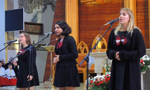 Młodzi z bielskiego zespołu Antyrama oczarowali słuchaczy w pisarzowickim kościele śpiewem piosenek patriotycznych