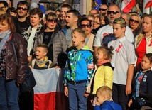 I duzi, i mali, śpiewali dziś Mazurka Dąbrowskiego na placu Ratuszowym w Bielsku-Białej