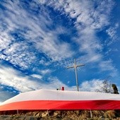 16-metrowy krzyż jubileuszowy stanął w Gorcach na Dzieliku