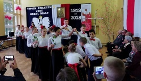 Uczniowie miejscowej szkoły w taktach poloneza