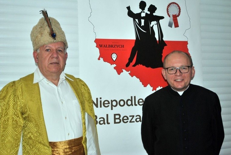 Wodzirej wraz z ks. Krzysztofem Orą, dyrektorem wydziału duszpasterskiego. 