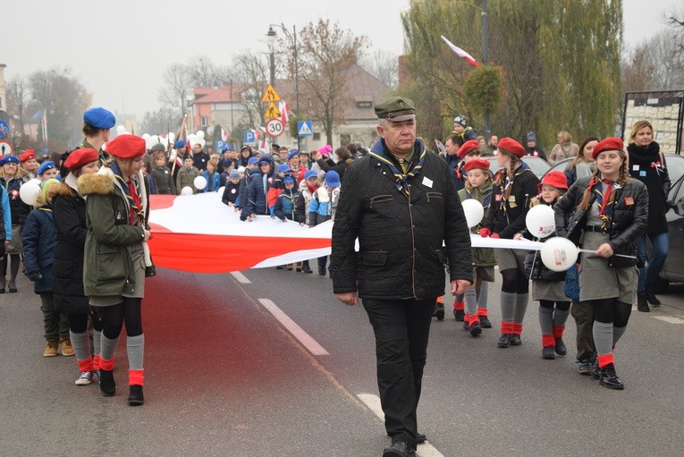 Harcerze i zuchy Hufca Sochaczew przeszli ulicami miasta, niosąc 20-metrową flagę