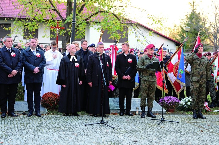 Modlitwa na cmentarzu Wojska Polskiego.