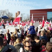 Ulicami Wrocławia przeszła tradycyjnie XVII Radosna Parada Niepodległości. Tym razem miała rekordową frekwencję – prawie 20 tys. uczestników.