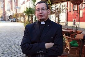 Kapłan jest wikariuszem w parafii pw. św. Elżbiety Węgierskiej we Wrocławiu.