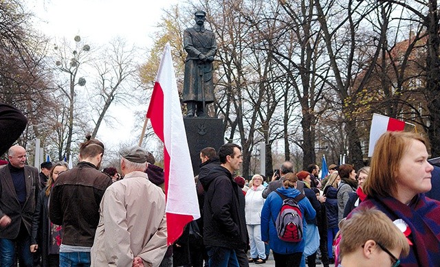 Uroczystości z wojskowym ceremoniałem odbyły się na pl. Piłsudskiego.