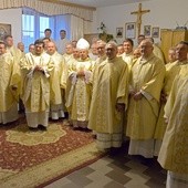 Uczestnicy rekolekcji w bp. Henrykiem Tomasikiem w skarżyskiej Ostrej Bramie