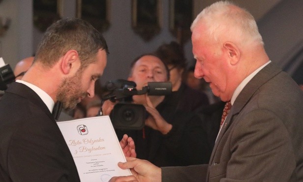 Złotą odznakę PZCHiO z brylantem w imieniu chórzystów odebrał prezes Sławomir Parchański