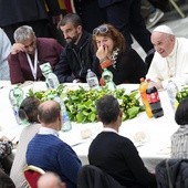 Papież zjadł obiad z ubogimi