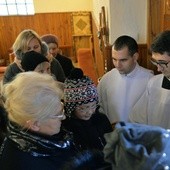 Alumni przywożą na parafie drobne upominki, przypominające o seminarium i o powołanych