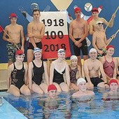 Ekipa ZCBM po swojej pływackiej akcji na cześć odzyskania niepodległości.