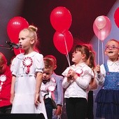 W występach zaprezentowały się dzieci przedszkolne, uczniowie szkół podstawowych w Ościsłowie, Woli Młockiej i Glinojecku.