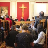 Obecni na Sali Biskupów w WSD słuchali m.in. wykładu  bp. Piotra Libery.
