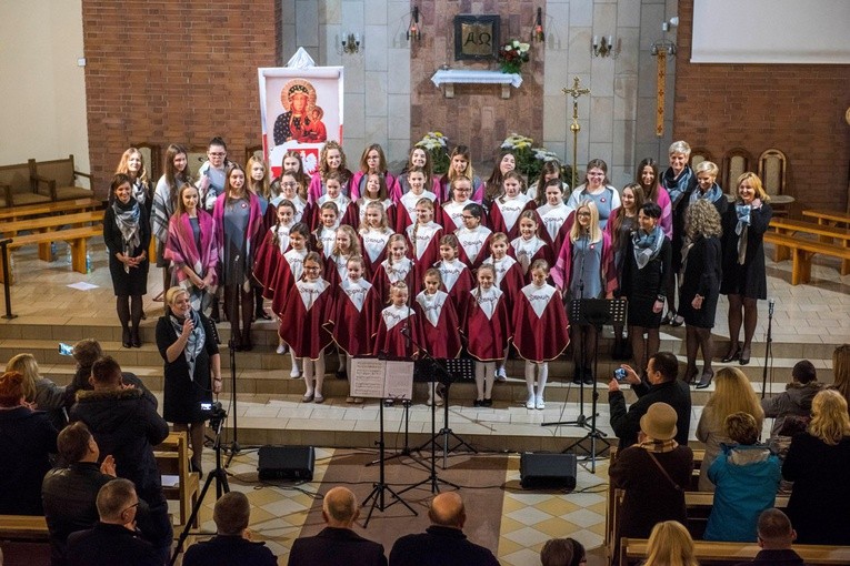 Do swojego repertuaru dołączyli pieśni patriotyczne