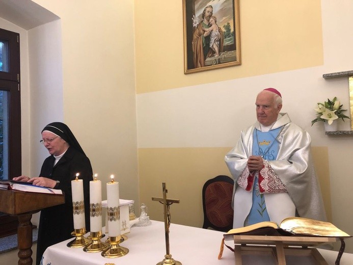 Biskup Ignacy w czasie Mszy św. w kaplicy sióstr prezentek