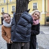 Obie panie zachęcają do włączenie się w akcję i podzielenia się nieużywanymi ubraniami.