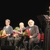 Laureaci nagrody Akcji na scenie z biskupem seniorem Tadeuszem Rakoczym