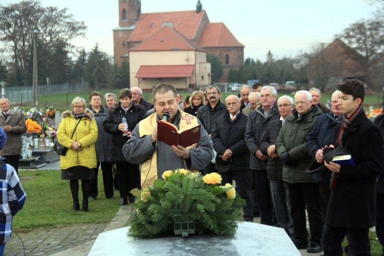 Pomnik ofiar I i II wojny światowej w Łężcach