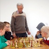 Marek Niedźwiecki od lat z pasją uczy gry w szachy oraz organizuje zawody i konkursy w tej królewskiej grze