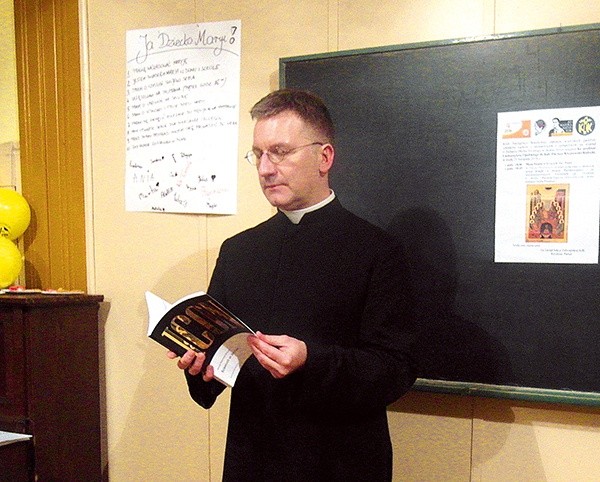 Ks. Dariusz Klejnowski-Różycki podczas spotkania promocyjnego w swojej rodzinnej parafii św. Anny w Zabrzu. Zorganizował je Klub Inteligencji Katolickiej.