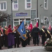 Przy pomniku Bartosza Głowackiego panowie odśpiewali hymn narodowy.