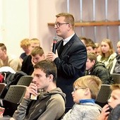 ►	Ks. Paweł Kilimnik wyjaśniał młodym członkom LSO, jak mogą się bardziej zaangażować w to, co robią.