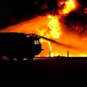  Strażacy opanowali pożar składowiska opon w Żorach