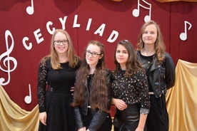 Na przeglądzie piosenki nie zabrakło też zespołów - dziewczyny z Publicznej Szkoły Katolickiej w Kutnie połączyły siły specjalnie na Cecyliadę