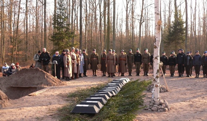 W Joachimowie pochowano szczątki co najmniej 50 poległych żołnierzy
