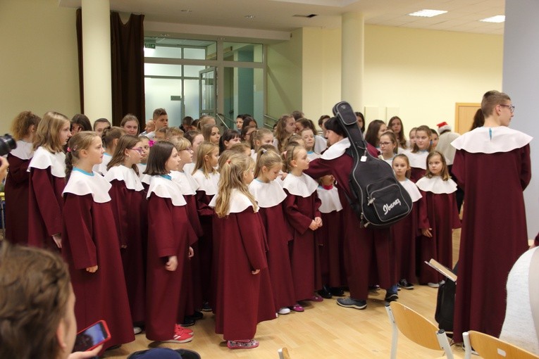 Gdyńska szkoła jezuitów wsparła hospicjum Bursztynowa Przystań