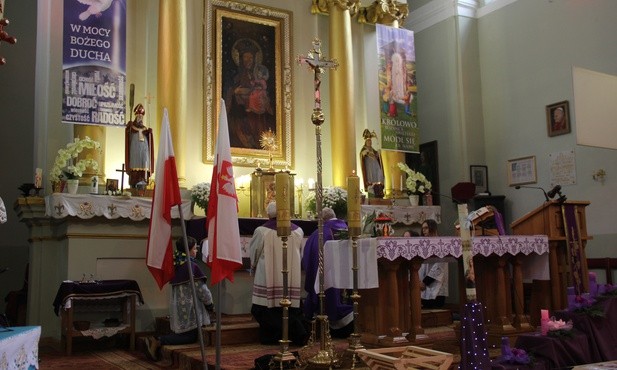 Na zakończenie Mszy św. przed wystawionym Najświętszym Sakramentem proszono o nowych kapłanów