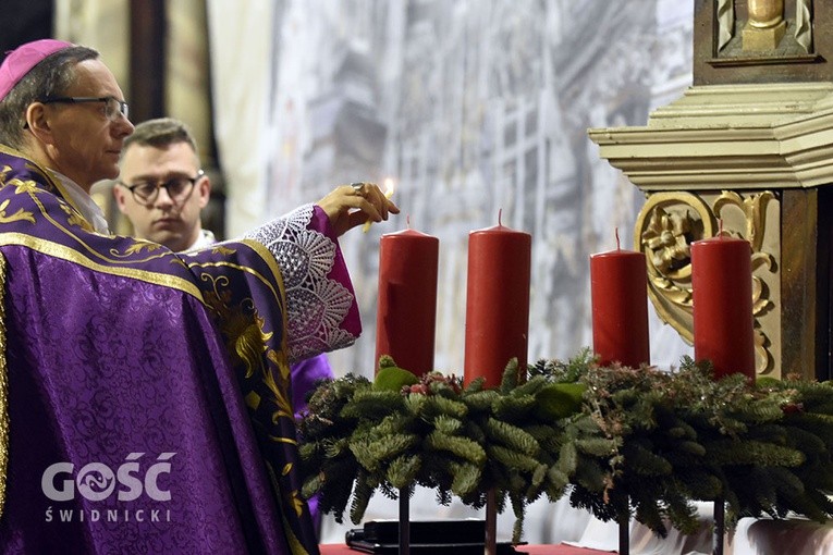 Bp Adam Bałabuch zapala pierwszą świecę na wieńcu adwentowym