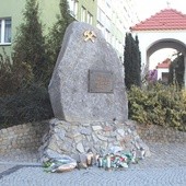 Pomnik Górnikom Polskiej Miedzi ufundowali byli górnicy miedziowych kopalń. Od lat jest jedynym miejscem w Polkowicach, gdzie z okazji 4 grudnia można złożyć kwiaty.
