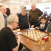 Tu rywalizacja nie miała ograniczeń wiekowych czy sprawnościowych. Każdy mógł się zmierzyć z szachowymi zadaniami.