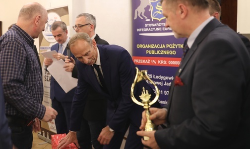 Wręczenie nagród dla najlepszych szachistów: nagrodę z rąk wiceministra sportu Jana Widery odbiera Henryk Seifert