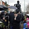 Edward Śledź w czasie uroczystości pod pomnikiem wraz z ponad 30 delegacjami.