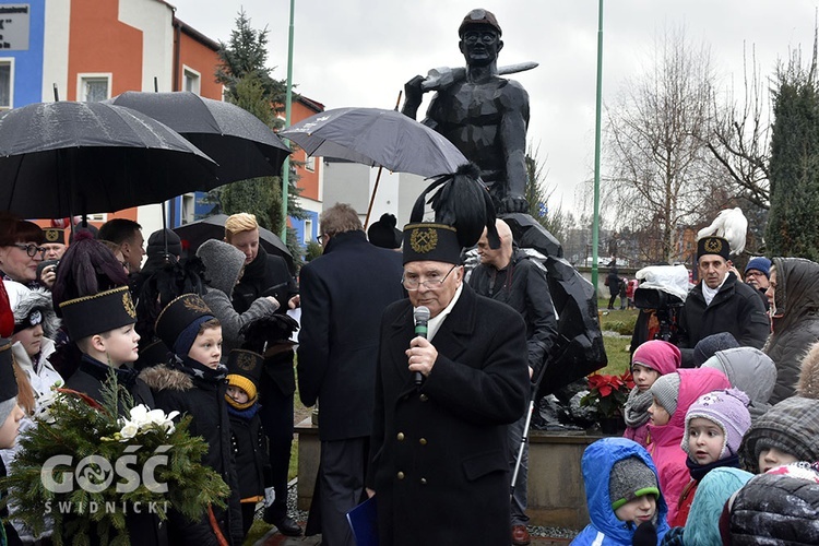 Edward Śledź w czasie uroczystości pod pomnikiem wraz z ponad 30 delegacjami.