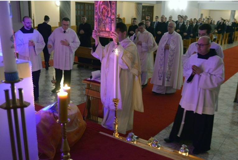 W zeszłym roku kaplica wypełniła się śpiewem uwielbienia w wykonaniu kleryckiego chóru, alumnów i przybyłych gości. Wszyscy wspólnie wielbili Bogurodzicę