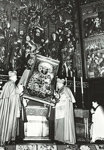 Koronacji dokonali kardynałowie Stefan Wyszyński i Karol Wojtyła.