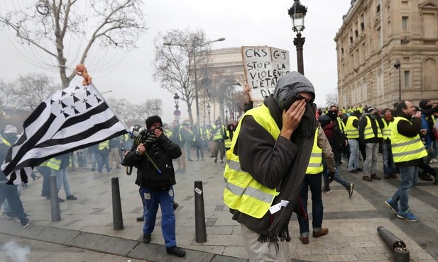 Pierwsze starcia podczas protestu "żółtych kamizelek" we Francji