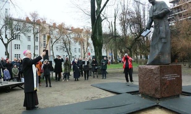 Poświęcenia pomnika dokonał abp Stanisław Budzik