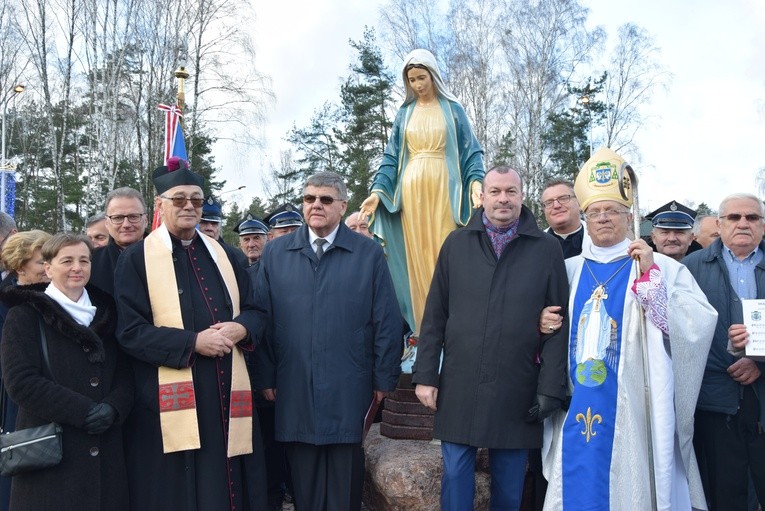 Bp Józef Zawitkowski wraz z księżmi, zaproszonymi goścmi i przedstawicielami gminy pod figurą Matki Bożej