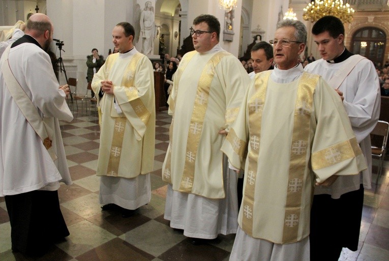 Znakiem przyjęcia święceń diakonatu jest nałożenie alby ze stułą i wierzchniego okrycia zwanego dalmatyką