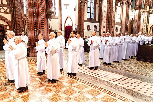 Nowi słudzy Eucharystii podczas obrzędów w katedrze.